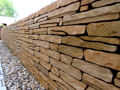 Beton imitujący kamień i drewno w ogrodowych aranżacjach